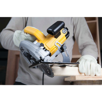 Пила циркулярная DeWalt DWE 560K-QS (1350Вт,5500об\м,диск-ф184х16мм,рез-65мм,3.6кг,кейс) 