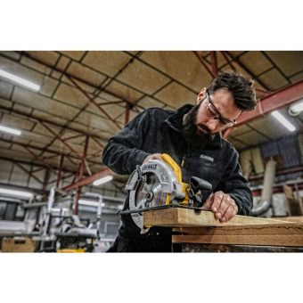 Пила циркулярная DeWalt DWE 560K-QS (1350Вт,5500об\м,диск-ф184х16мм,рез-65мм,3.6кг,кейс) 